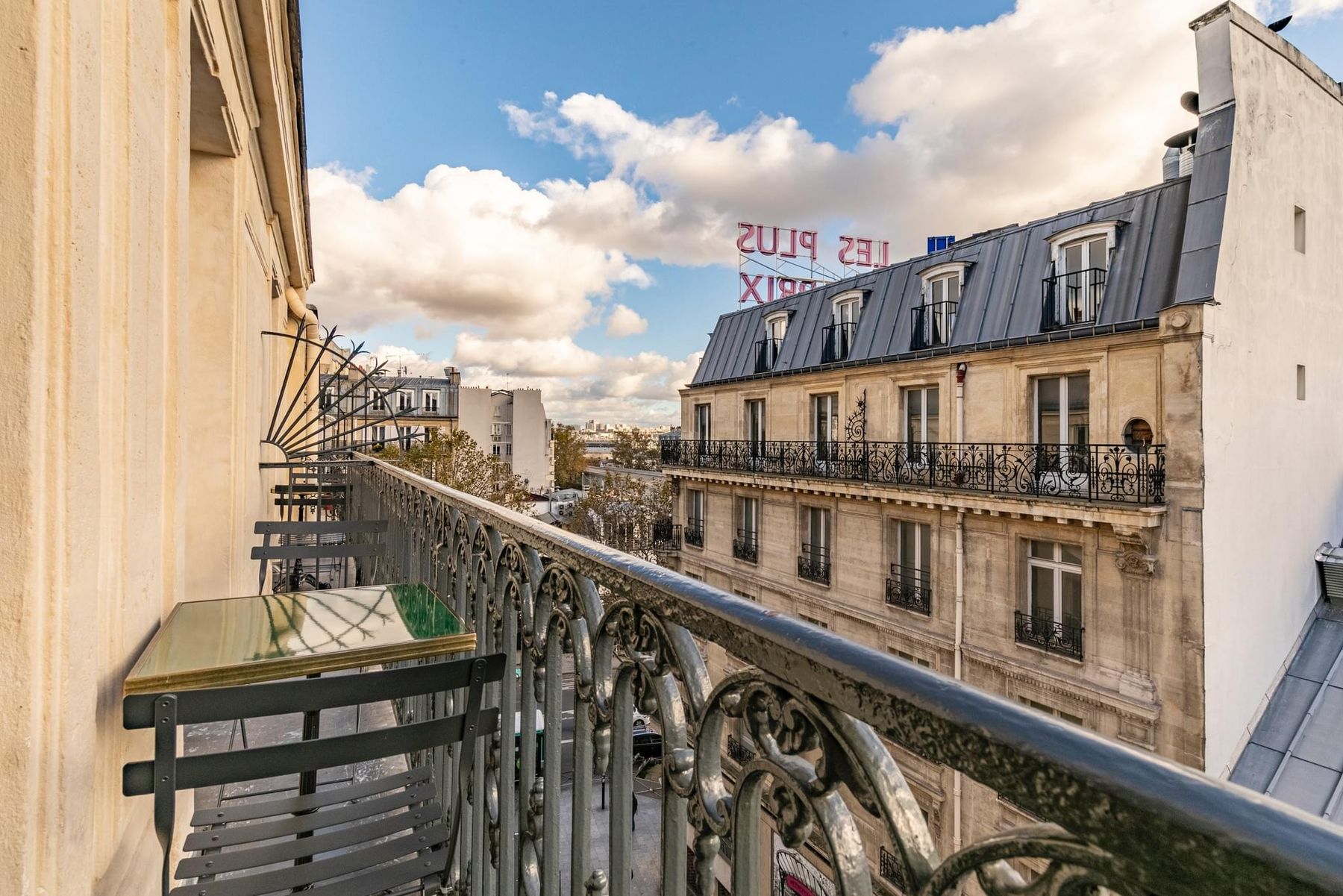 Vue sur les toits de Paris depuis un balcon de la Maison