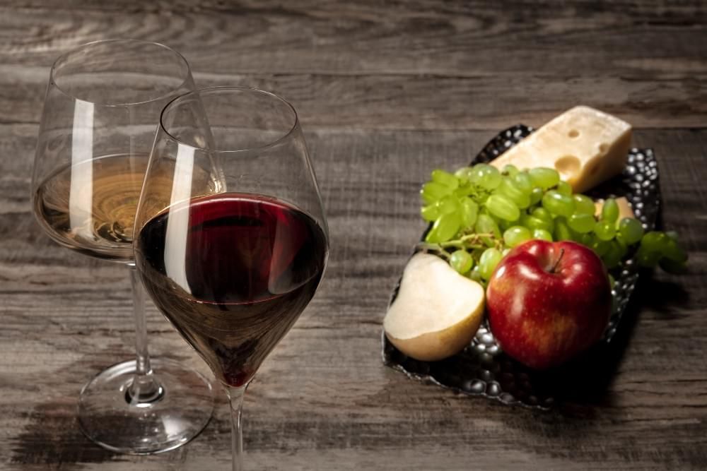 Verre de vin rouge et planche de fromages