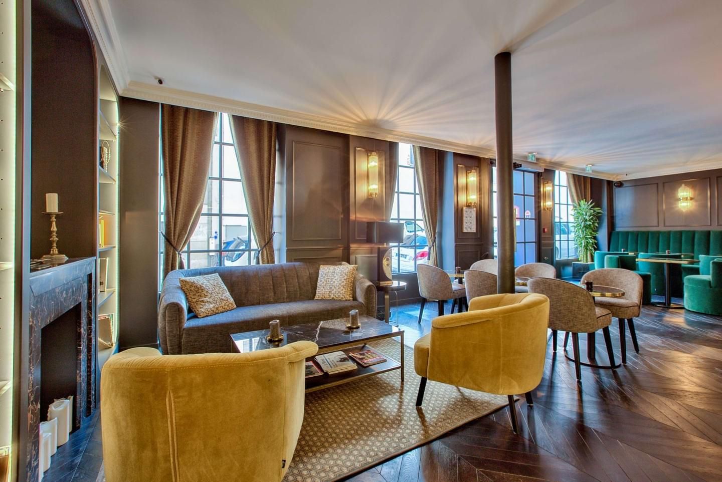 Le salon lumineux, fauteuils jaunes et grandes fenêtres
