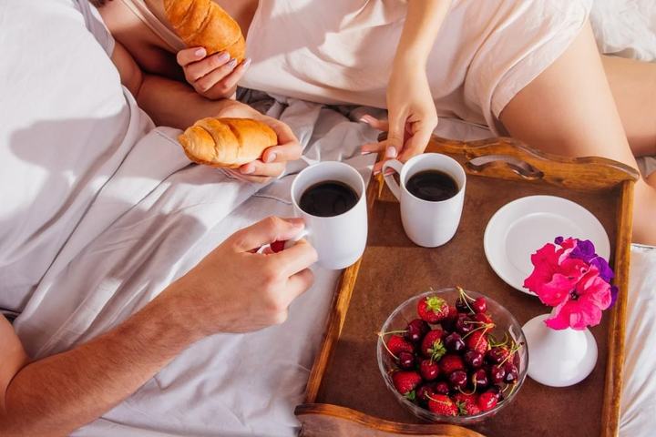 Petit-déjeuner servi en chambre